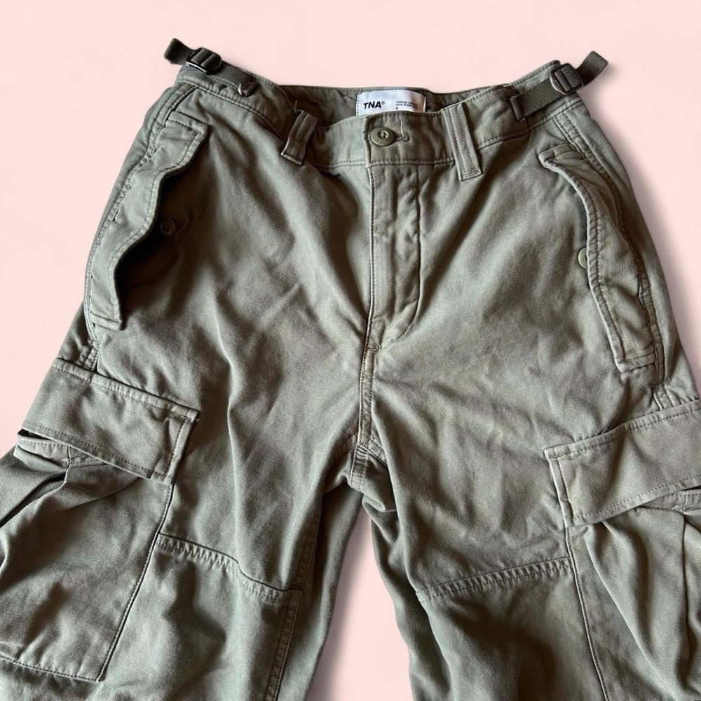 Aritzia TNA Supply Relaxed Cargo Pants in Utility Green- 26” waist ( 0 ) - Picture 7 of 11